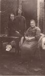 Hokke Petronella 24-07-1880 met dochters Lena zittend en Petronella staand w.jpg